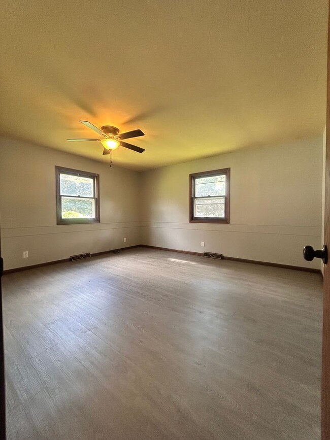 Building Photo - 1426 Cameron St Unit Lower Rental