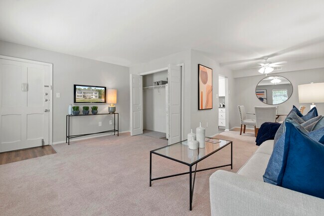 Living room - London Towne