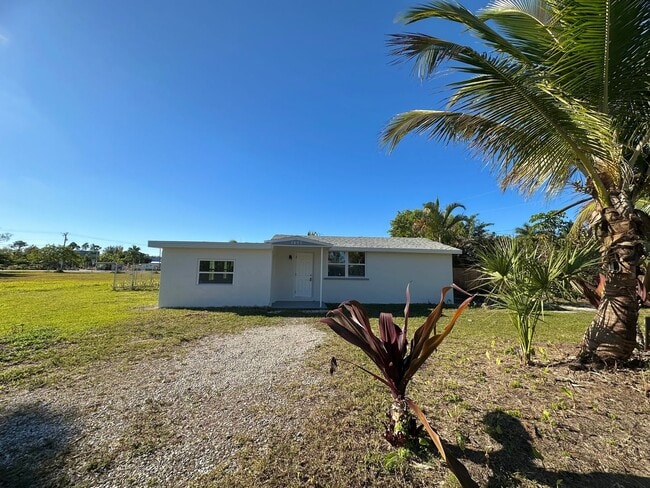 Building Photo - Cozy Home in Bokeelia - Available Now