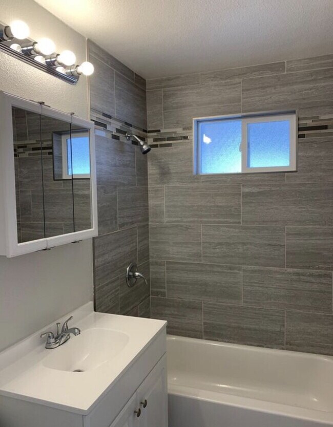 Photo - "Charming 3-Bedroom Retreat in Aurora - Cozy 1095 Sq Ft Home Ready for You!"