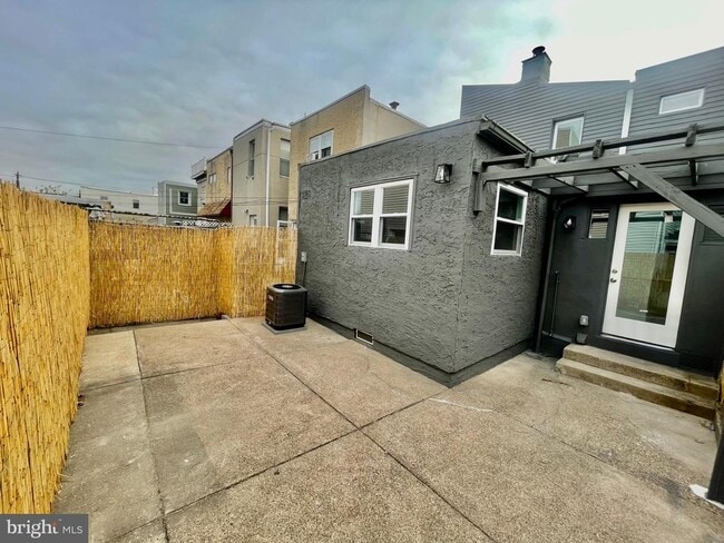 Building Photo - 2622 E Somerset St