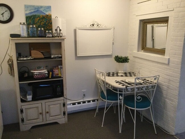 Photo - Charming Cottage in Newportville