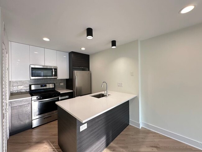 843 W Grace St Unit 102B
