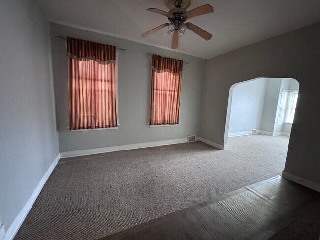 2454 W Diversey Ave