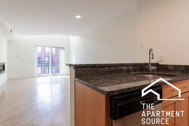 Building Photo - 936 W Grace St Unit D202