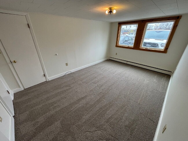 Photo - Freshly Updated 2BR Apartment – Heat Included | Sanford, ME Unidad 4
