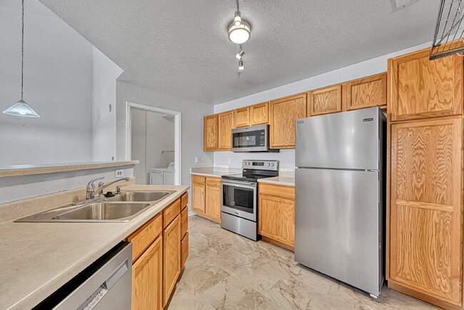 Building Photo - $1,695.95, 1 Bed, 1 Bath Condo in Aurora with In Unit #13-303