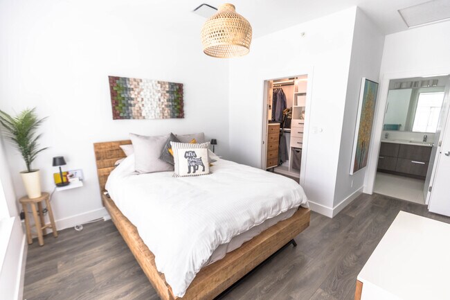 Photo - 5228 Savile Row