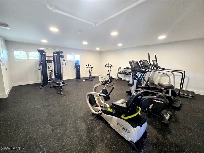 Building Photo - 3410 Gulf Shore Blvd N Unit 605