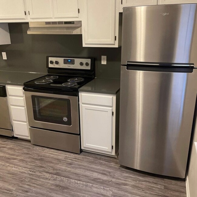 Cedar Rock 2 Bed Kitchen - Apartments on 20th