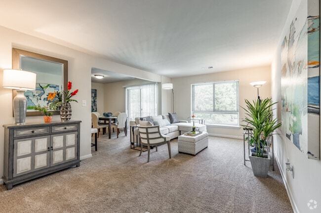 2BR, 2BA - 1000SF