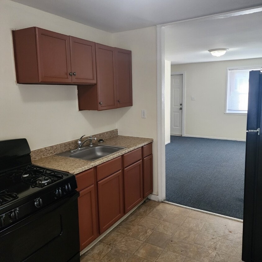 Photo - 139 Cannon Rd (East Hartford, CT)