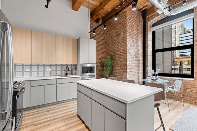 Photo - 153 W Ohio St