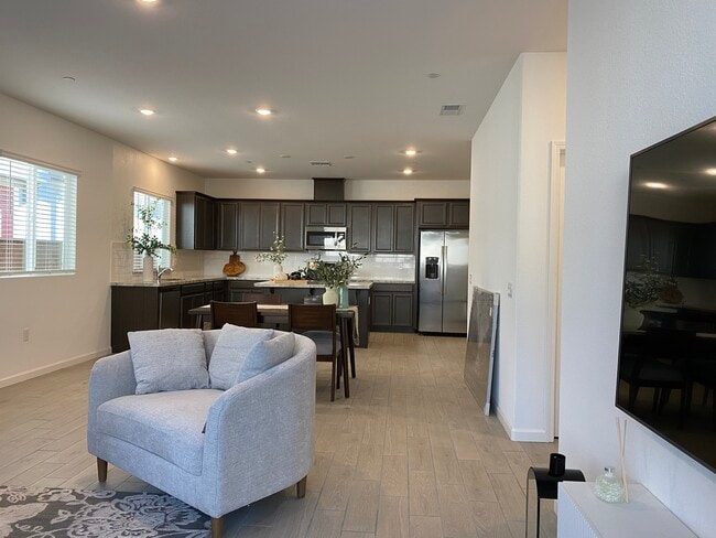 Cocina abierta de granito - 1683 Sandoval Dr