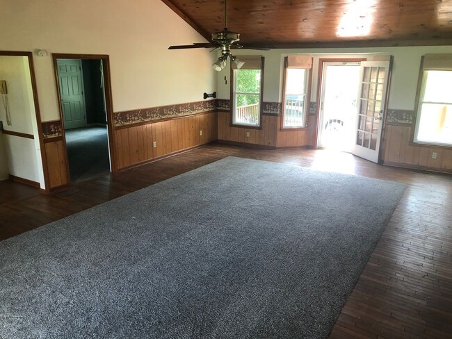 Photo - 3 Bed, 2 Bath, 2200sqft on 1 Acre in Lebanon!
