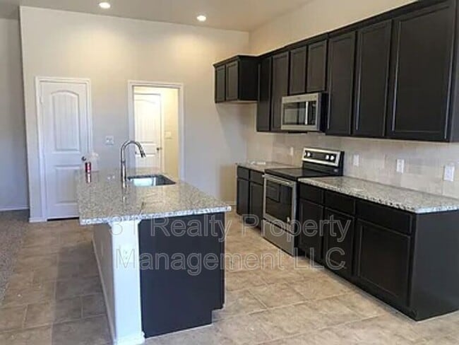 Photo - 912 Yancy St