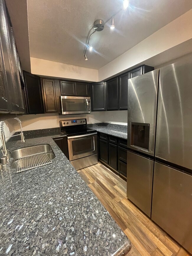 gabinetes recién pintados - 250 Del Verde Cir Unidad 6