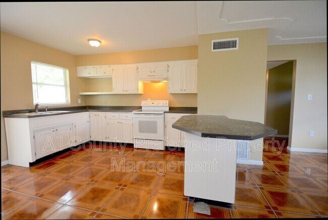 Photo - 2913 Rosemarie Dr