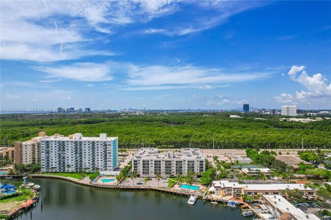 Building Photo - 2821 Sunny Isles Blvd Unit 3R