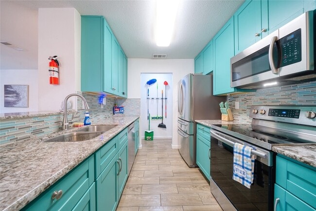 Building Photo - 10912 Gulf Fwy Unit 28