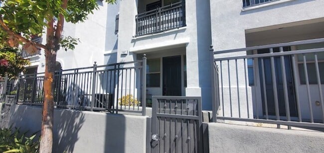 Photo - 2 Bedroom, 2.5 Bath Tri-level townhouse in Signal Hill