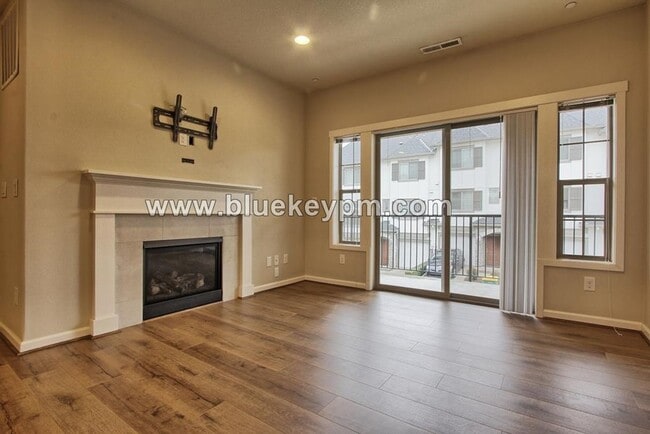 Photo - 2 Bed, 2.5 Baths Tri-Level Townhome with Open Office in Sherwood
