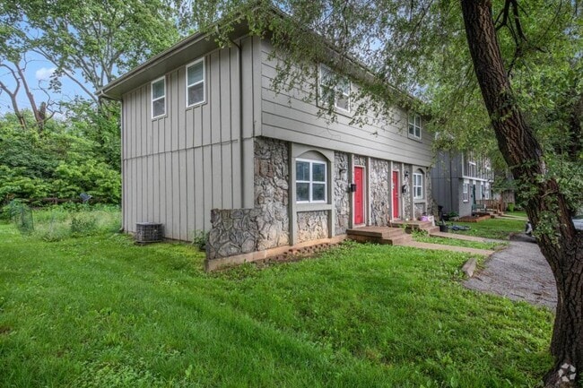 Building Photo - 220 N Oak Dr Rental