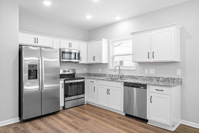 Building Photo - 4 Bedroom Home For Rent Near Downtown Clarksville!