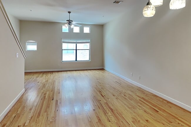 Photo - 648 Westcross St