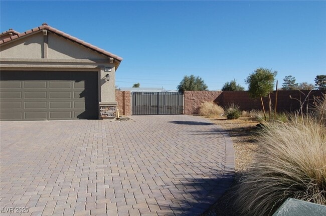 Photo - 6471 Burke St