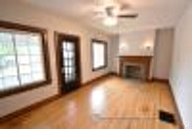 Building Photo - 2832-2834 Indianola Avenue Unit 2834 Indianola Avenue Rental