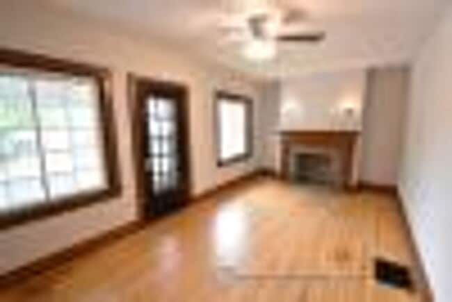2832-2834 Indianola Avenue - 2832-2834 Indianola Avenue Apartment Unit 2834 Indianola Avenue