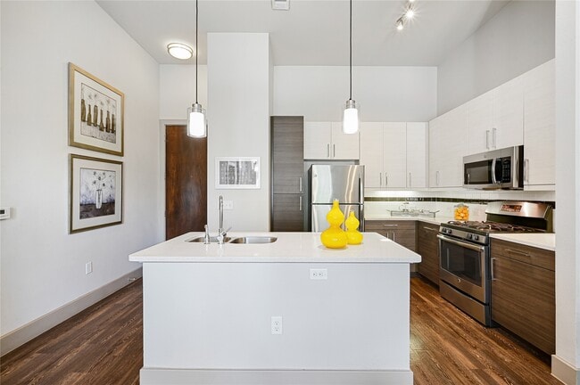 Building Photo - 2411 Fondren Rd Unit D9 1135 Rental