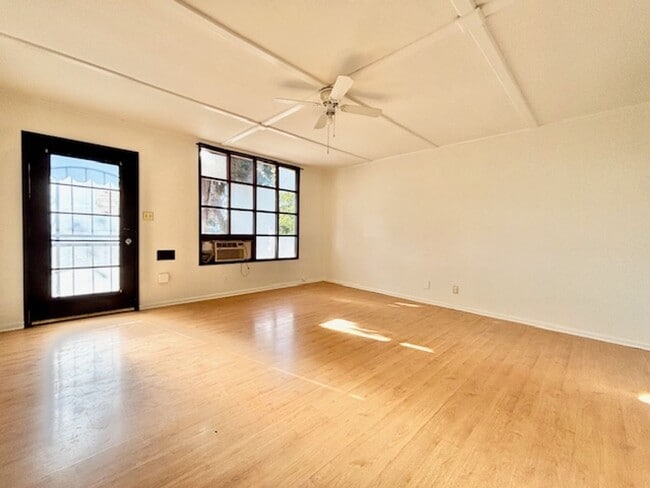 Building Photo - 6242 Willowcrest Ave Unit A Rental