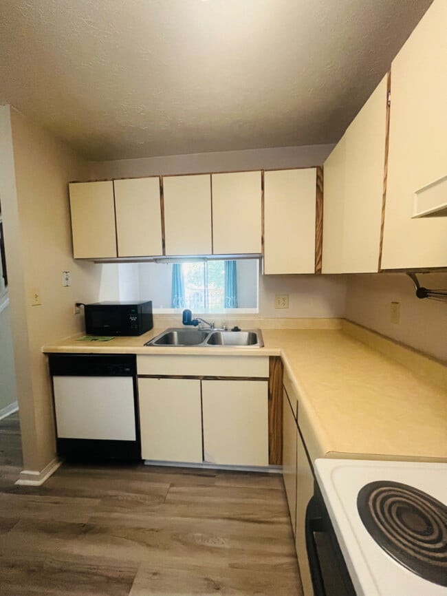 Photo - 588 E Graham Pl