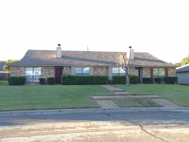 Building Photo - Duplex Rental