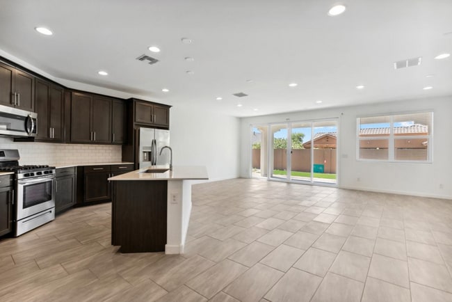 Photo - 565 E White Wing Dr