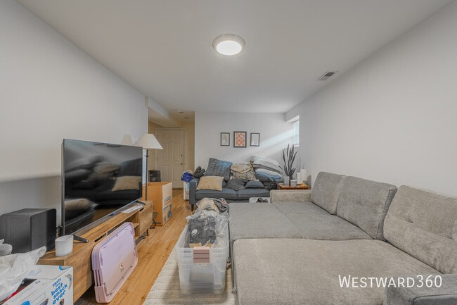 Photo - 2239 W Cornelia Ave Unit G