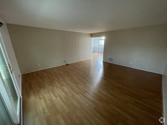 Building Photo - 913 Merritt Dr Unit 1E Rental