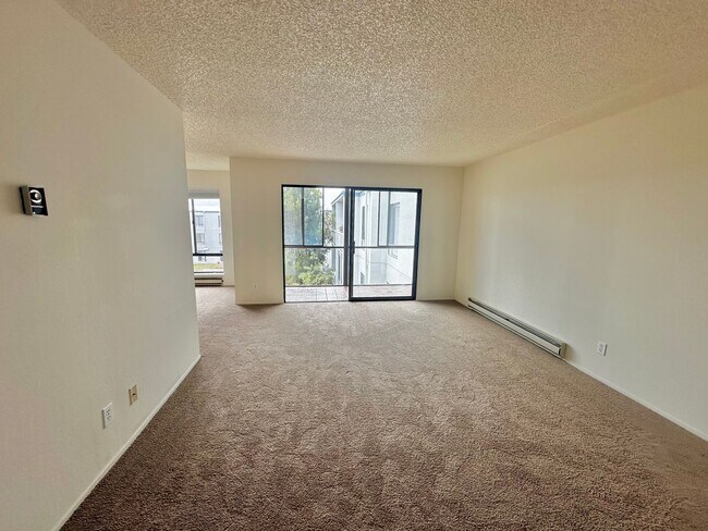 Building Photo - $500 Move In Special!! One Bedroom Condo i... Unit 407