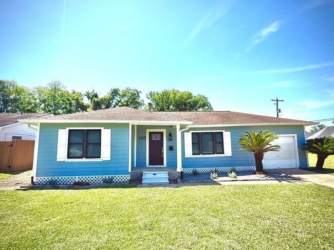 Building Photo - Adorable 3/1/1 Home on Giant Lot in Lake J...