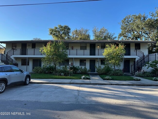 Building Photo - 1120 Cedar St Unit F