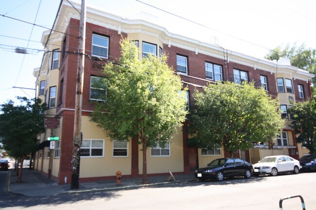 Murray Manor - 910 Southeast 37th Avenue Unit 207