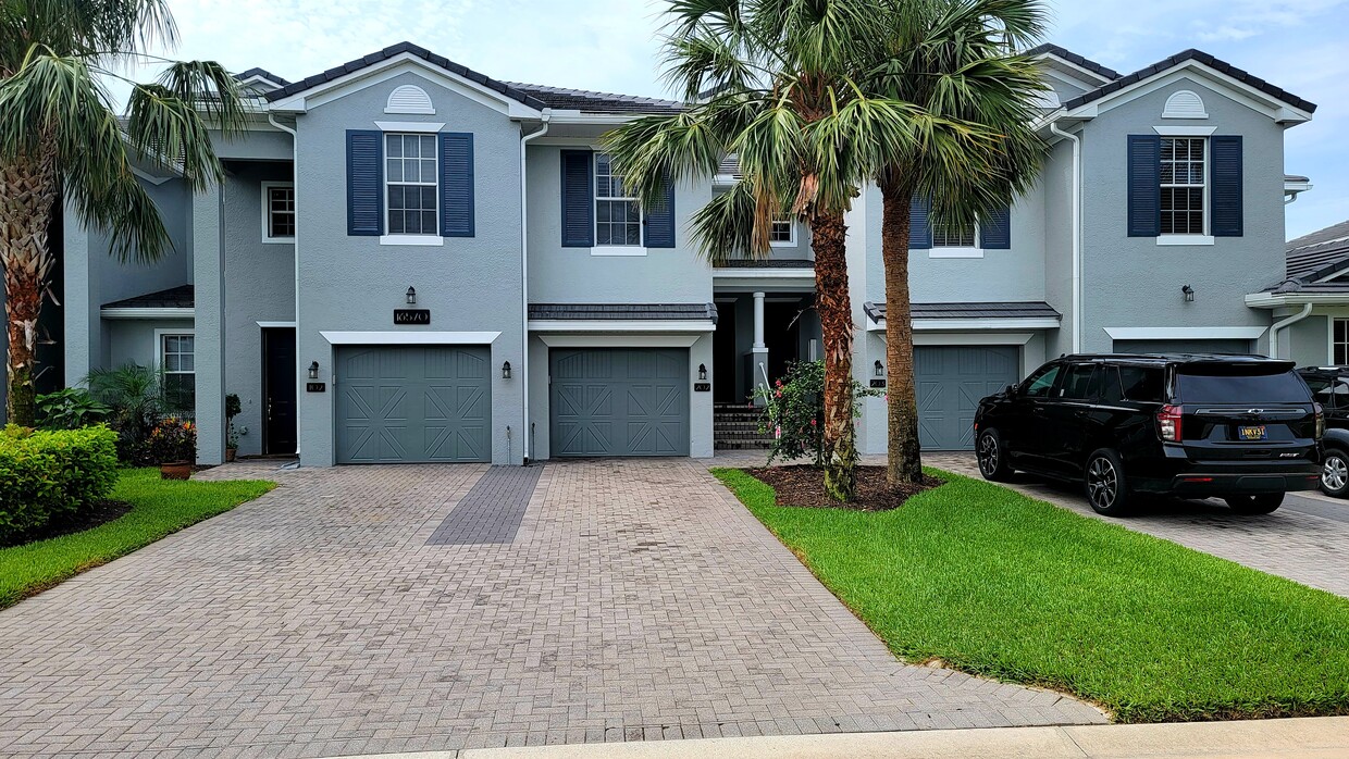 Extended 1 car garage and parking fits 3 vehicles - 16570 Goldenrod Ln (Alva, FL)