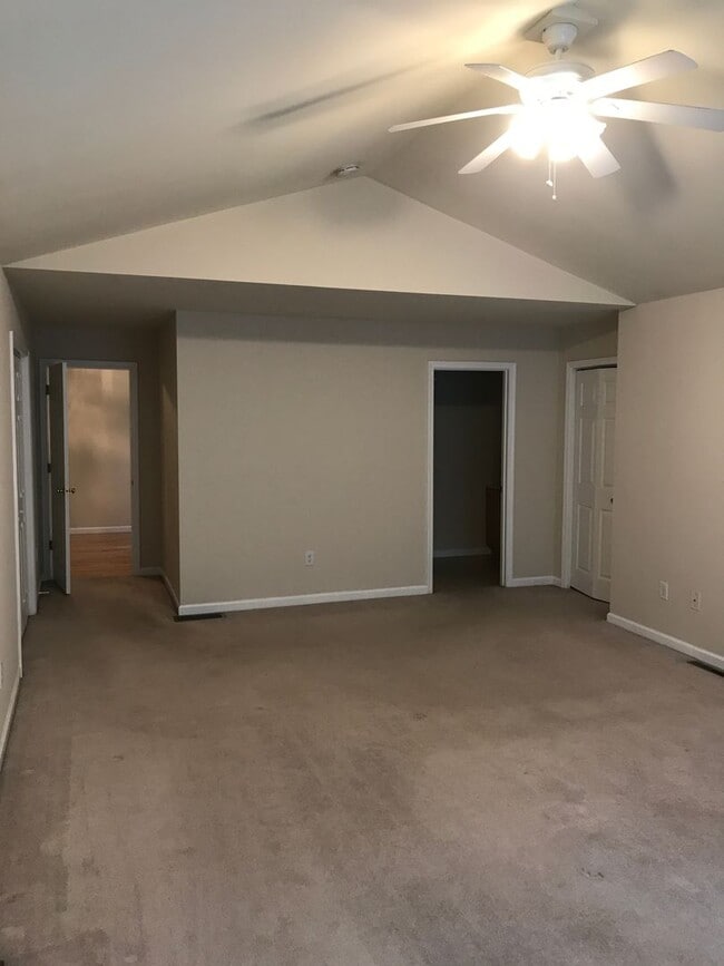 Photo - Spacious 3 bedroom 2.5 bedroom townhouse available early January!