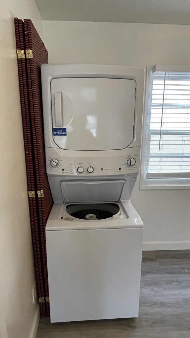 Photo - 2425 Silver Lake Blvd Unidad 2425-B