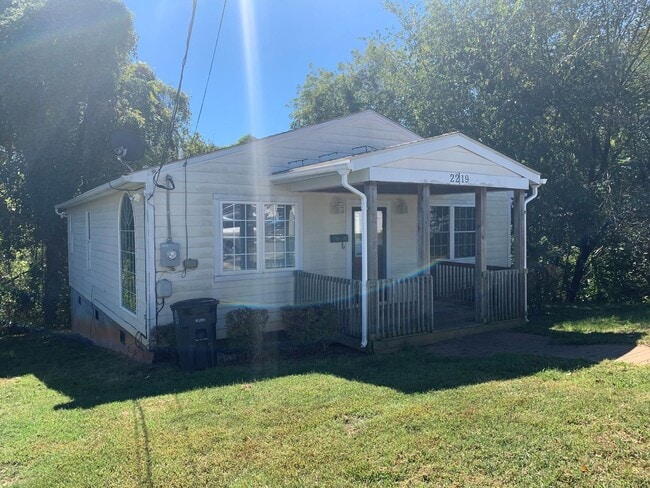 Building Photo - One Level with Back Deck