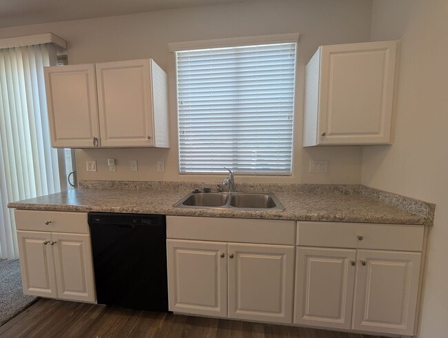 Photo - 3 Bedroom, 2.5 Bathroom Riverbend Home