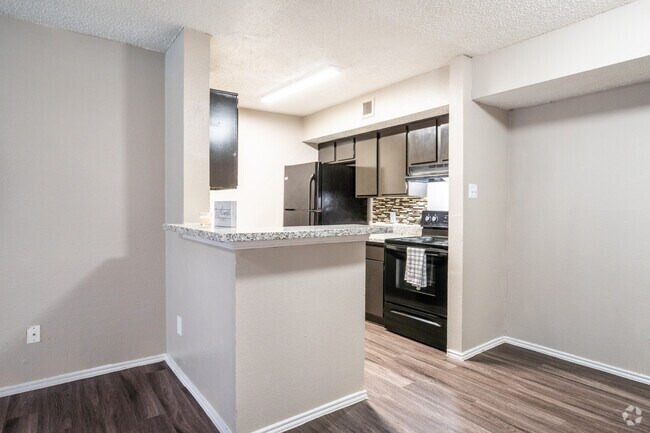 2BR, 2BA - 885SF