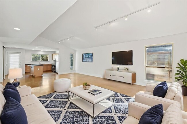 Building Photo - 2304 Rain Water Dr